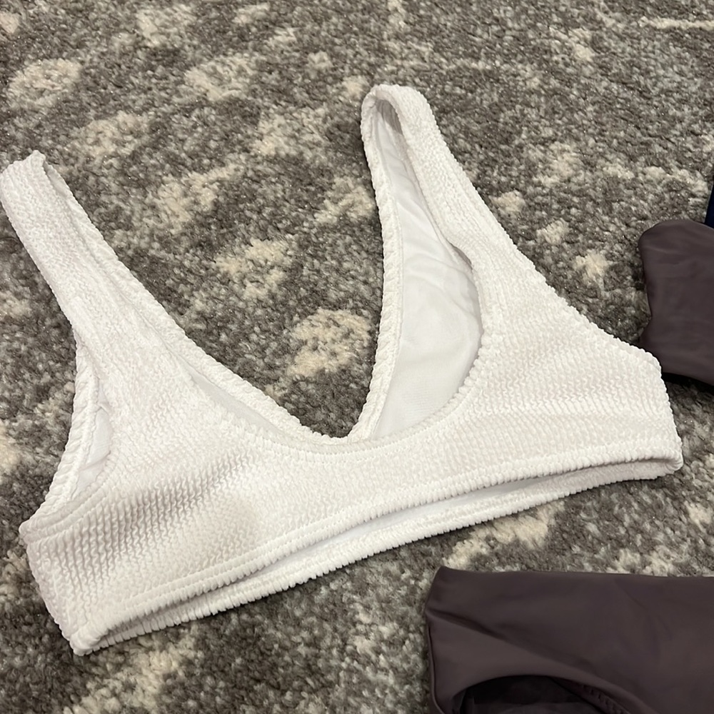 Bikinis - Picture 3 of 7